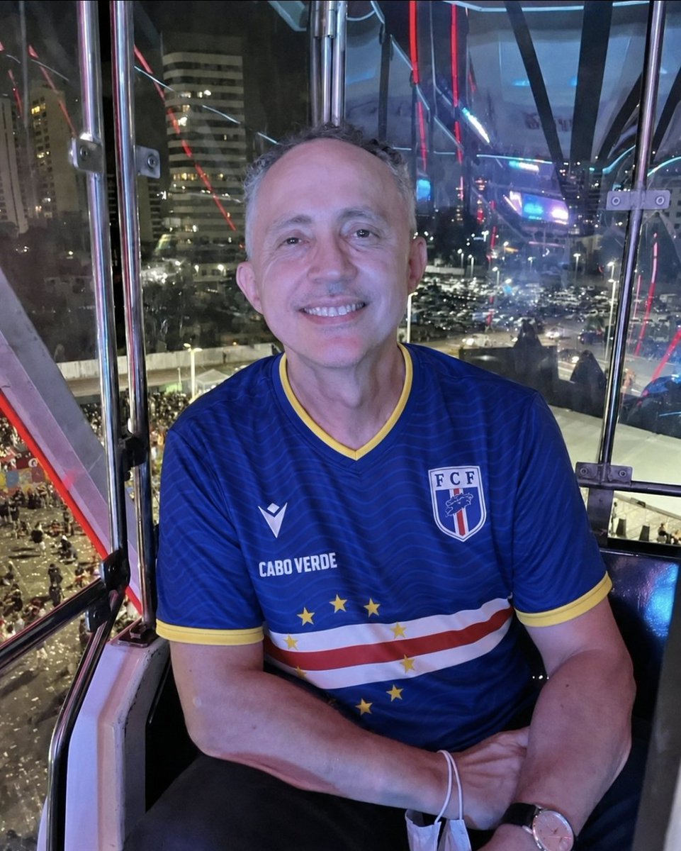 profevaldolima's tweet photo. Hoje torcerei pelo Cabo Verde de Vozinha contra a Argentina de Messi.

 Cabo Verde e Brasil somos países banhados pelo mesmo oceano da língua portuguesa, unidos por histórias que cruzaram o Atlântico, por dores antigas e por esperanças que insistem em florescer. https://t.co/RW01hvkBHv