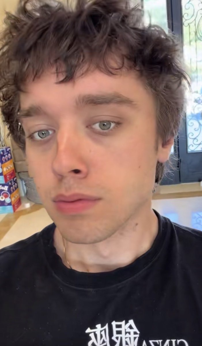 SkippyLongFish's tweet photo. How is this the same dude laiys genuinely transforms https://t.co/I7UQaiNNkc