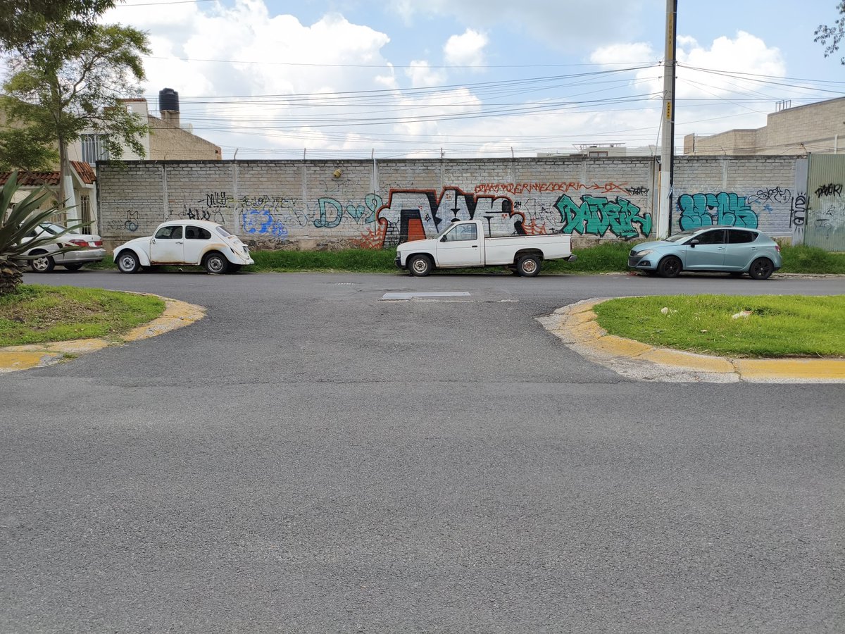 Alonso_RiosM's tweet photo. @MovilidadZap este par de autos blancos están abandonados desde hace un mes en el mismo lugar, av federalistas afuera del siapa, están generando basura. https://t.co/zNr76nbpmN