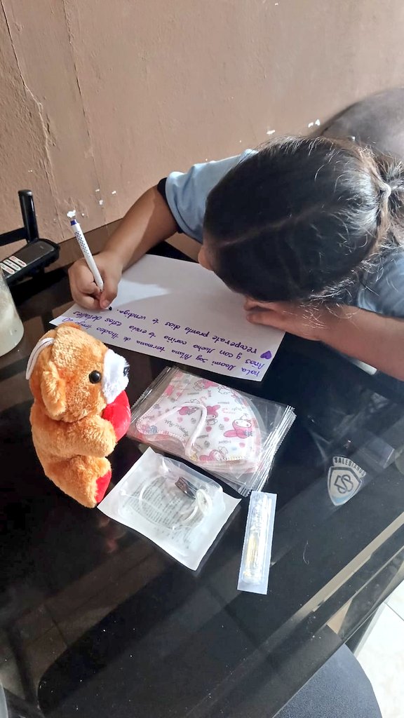 PaolaSmith2812's tweet photo. La idea es inspirar a nuestros hijos, dar ejemplo y permitirles ser parte de obras de amor ❤️🙌🏽🎗️ Hermanita de Thadeo le hizo llegar aguja #cytocan y un detallito de su puño y letra a valiente Naomi🙏🏽🎗️❤️ Dios las Bendiga intensamente #ManosSolidarias #soylavoluntariaintensa #RT https://t.co/Qo46lZW0Lr