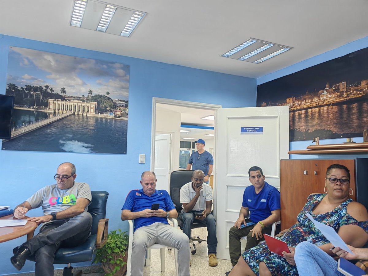 AntonioRdguezR's tweet photo. En la Empresa Aguas Habana, con el Delegado de Recursos Hidráulicos en la Capital, evaluando, cómo minimizar las afectaciones en el servicio de abasto de agua por redes a partir del déficit de energia, tras la salida de la Termoeléctrica Guiteras #CubaEstáFirme #INRHCuba https://t.co/GyuPGbcDb9