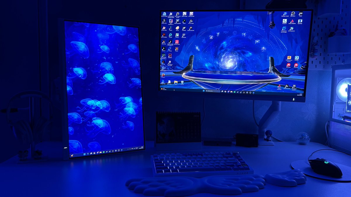 coruscanea's tweet photo. J'AI UPGRADE MON SETUP AUJOURD'HUI OH BORDEL IL EST SI BEAU !!!!! JE SUIS TROP REFAITE https://t.co/mz4tepM0dp