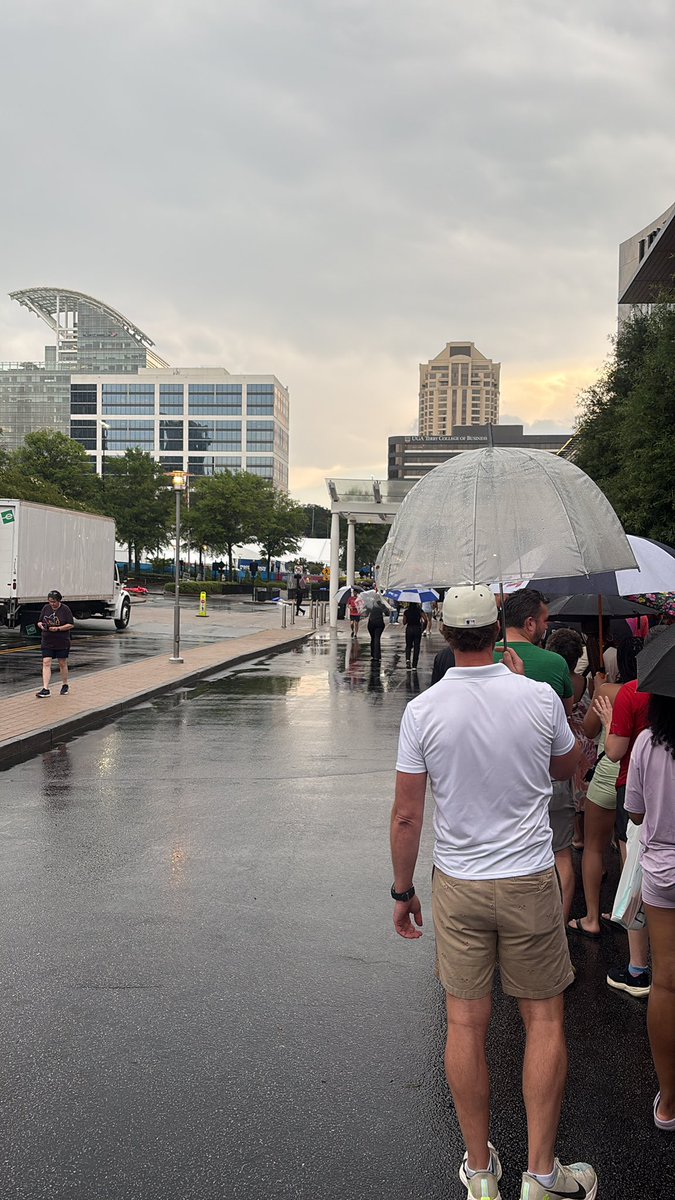ltittsw's tweet photo. @peachtreerr @ATLtrackclub Update: Still in line. Still outside in the rai. Soaked. https://t.co/xxwUwvYlgc