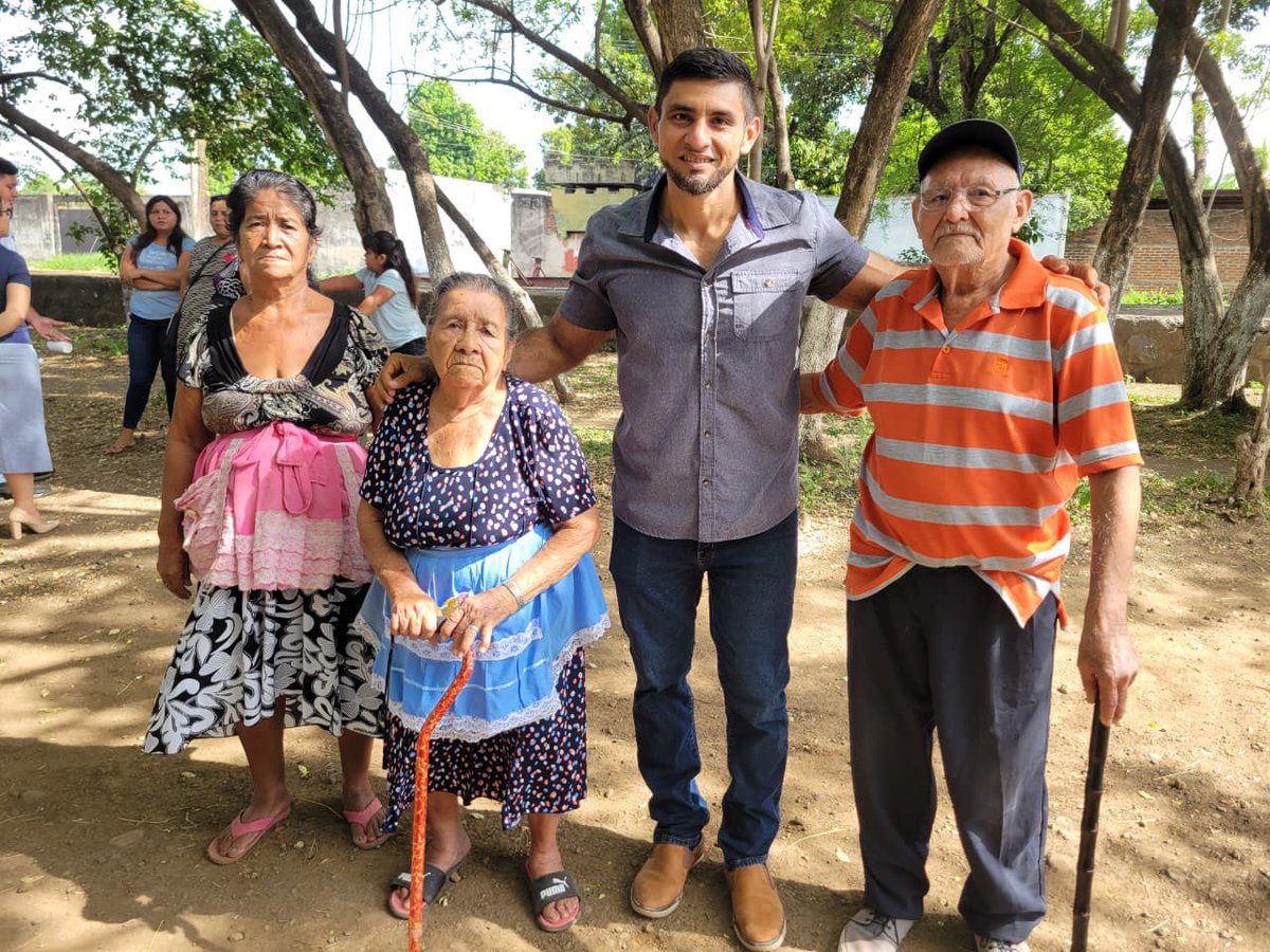 AngelLobos28's tweet photo. Hoy, con mucha alegría, decenas de familias recibieron lentes de lectura gratuitos en la comunidad Ángeles de Belén, en Usulután. 

Junto a mi colega Milagro Hernández, hicimos posible esta jornada, con el valioso apoyo de la DESCO. 

#TrabajoCercaniaYcompromiso https://t.co/ERMmgZ5Zxf