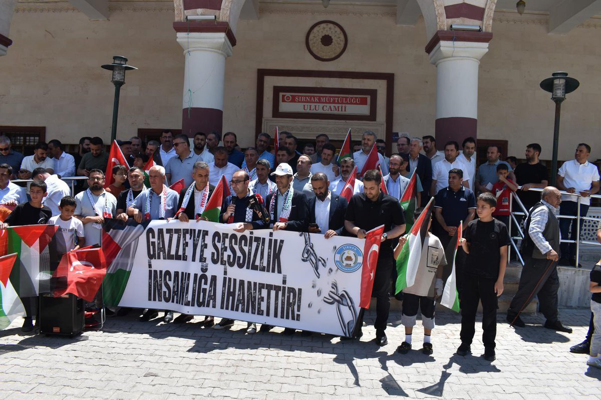 AbdullahCati's tweet photo. #GazzeSoykırımı1000Gün

Tam 1000 gün oldu.

Biz her gece başımızı yastığa koyup gözlerimizi kapatırken
Gazzeli kardeşlerimizin semasında her gün ölüm kusan silahlar, nice katliamlar, nice soykırım kırımlar gerçekleştirdiler.

Tam 1000 gün oldu.

Biz çocuklarımızın, torunlarımızın ağlayışını teselli edip saçlarını okşarken Gazze'de bebekler yürümeyi öğrenemeden ölmeyi öğrendiler.

Tam 1000 gün geçti.

Gazzeli anneler güller, çiçekler toplamak yerine çocuklarının parçalarını topladılar, kanlı kefenlerini koklayarak teselli buldular.

Tam 1000 gündür biz en az 1000 geceyi sabah ettik. 
Gazzeliler için her sabah kan ve ateşle başladı. Akşamlar ölüm vedehşetle geldi. Babalar evlerine dönemedi. Dönecek evleri de kalmadı.

Biz 2 milyar İslam alemi, 8 milyar insanlık ailesi sadece zulmü ve vahşeti izlemekle ve seyretmekle yetindik.

Defalarca hezimete uğradık. İnsanlığımız tükendi, imanımız sınıfta kaldı. Hep beraber kardeşlerimizin parçalanışını, yakılışını, toplu mezarlara gömülüşünü maalesef seyrettik.

Gazzeli kardeşlerimize kelimelerimizden fazlasını borçluyuz. Sözlerimizden fazlasını borçluyuz. Mitinglerimizden, konferanslarımızdan fazlasını borçluyuz.

Artık sözün bittiği yerdeyiz kabul edelim. 
Olmazları olduran Rahman'dan umudum odur ki bu mahcubiyetimi, bu mahcubiyetimizi bu bir fetih kapısı eylesin. 
Bir kurtuluş duası olarak kabul etsin.