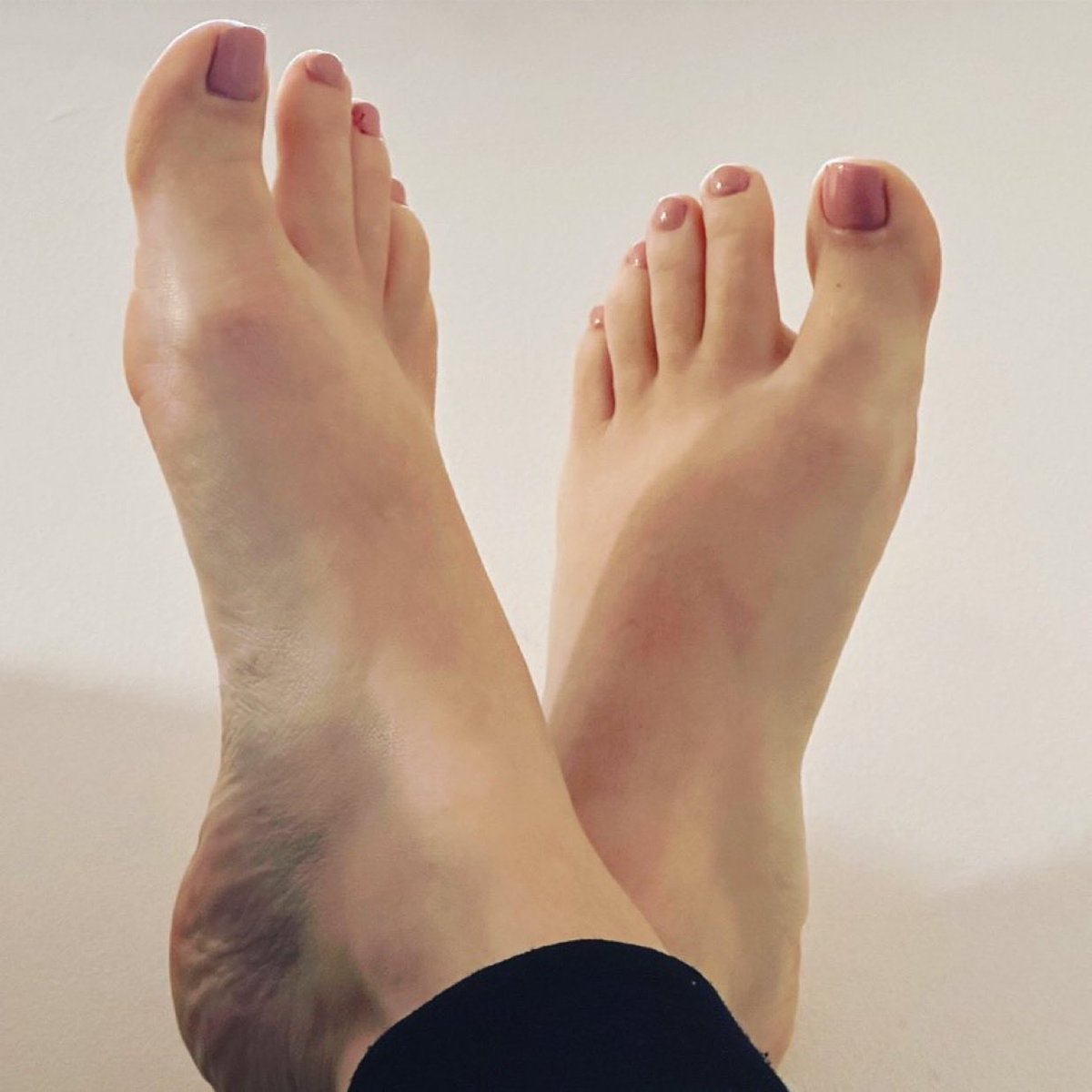 feet948746's tweet photo. #feet #feetfriday #happyfeet #barefootprincess #feetfetish #sugardaddy #feetworshi̇p #feetsellers #feetِ https://t.co/wWKMtXCfx8