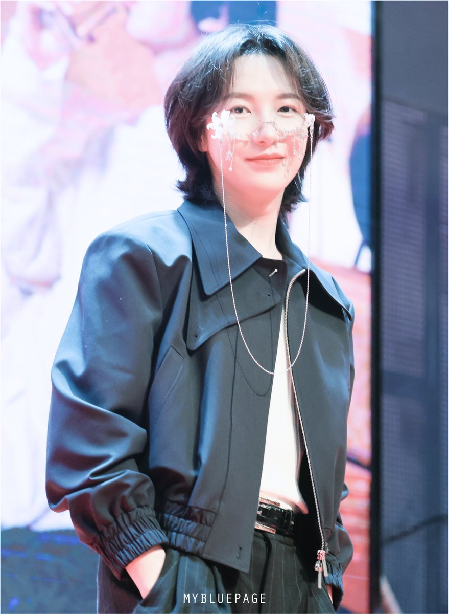 MyBluePage's tweet photo. 싱긋

260703 Hangzhou
#런쥔 #RENJUN #仁俊 #黄仁俊 #ロンジュン https://t.co/cLRaCbSXbp