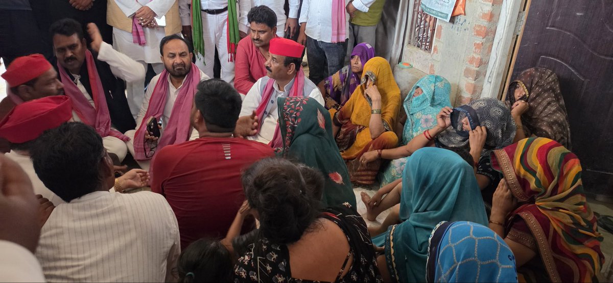 palshyamLalsp's tweet photo. जनपद सुल्तानपुर की लंभुआ विधानसभा में ब्लॉक अध्यक्ष श्री महेंद्र यादव जी के पूज्य पिताजी के आकस्मिक निधन पर उनके आवास पहुँचकर शोक संवेदना व्यक्त की तथा शोकाकुल परिवार को ढांढस बंधाया। ईश्वर दिवंगत आत्मा को अपने श्रीचरणों में स्थान दें एवं परिजनों को यह दुःख सहने की शक्ति प्रदान करें। ॐ शांति।