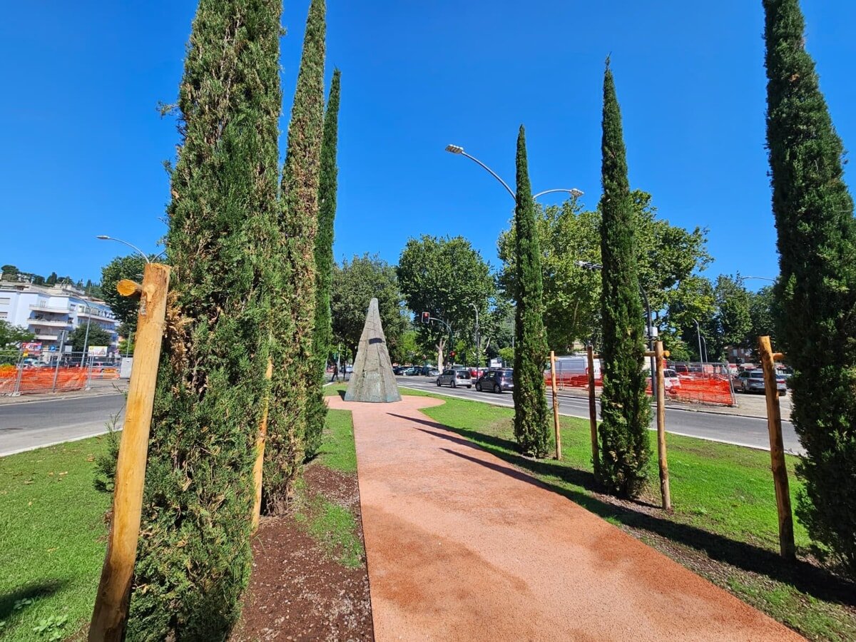 cris_cersei's tweet photo. Incredibile: Gualtieri pianta alberi contro il caldo!😱
E cosa mette?
Cipressi.
Che fanno ombre larghe 20 cm 🤦‍♀️ https://t.co/xFCynRAZiP