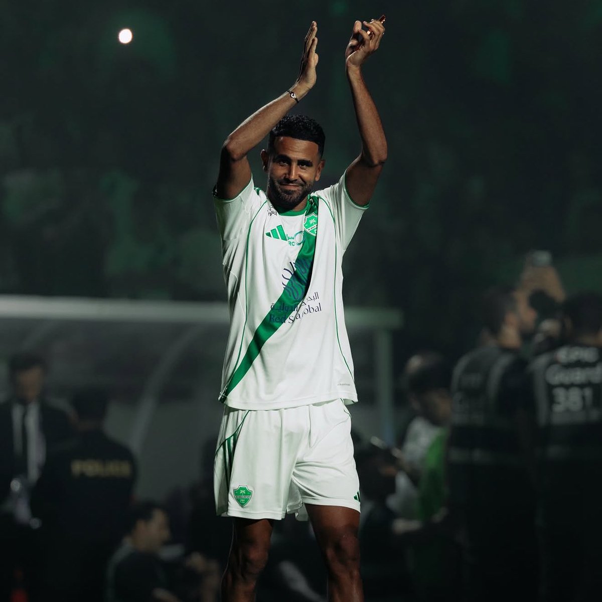 jio70r's tweet photo. اول يوم مع الاهلي                        اخر يوم مع الاهلي https://t.co/GwpBXdPOCG