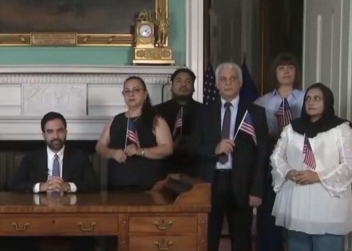 ginamilan_'s tweet photo. This communist sits behind Washington’s desk, mocking the Founding Fathers by declaring we are not all created equal, and American children go to bed hungry while a trillionaire lives among us.

Fuck this guy. https://t.co/fJ9DKCkxCd