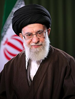 sameerchaudhr14's tweet photo. ایران کے سابق رہبرِ اعلیٰ علی خامنہ ای کا شیڈولِ تشییع: نمازِ جنازہ، تدفین اور آخری رسومات کی مکمل تفصیلات
اسرائیل کے میزائل حملے میں جاں بحق ہونے والے ایران کے سابق رہبرِ اعلیٰ آیت اللہ علی خامنہ ای کی آخری رسومات کا، ان کی شہادت کے چار ماہ بعد، تہران کے سب سے بڑے مذہبی اور ثقافتی مرکز ’امام خمینی مصلیٰ‘ میں باقاعدہ آغاز ہو گیا ہے۔ اس موقع پر ہزاروں سوگواروں کی سنگین لہر اور جمِ غفیر کی موجودگی میں مرحوم کا تابوت مرکز میں لایا گیا ہے۔
آیت اللہ علی خامنہ ای کی تجہیز و تدفین کی یہ کثیر المرحلاتی تقریبات 9 جولائی تک جاری رہیں گی، جس کے لیے منتظمین اور ان کے اہل خانہ نے ایران اور عراق میں متعدد پروگراموں کا باضابطہ اعلان کیا ہے۔ ان سات روزہ تقریبات کے پرامن اور باوقار انعقاد کے لیے سپاہِ پاسدارانِ انقلابِ اسلامی، سکیورٹی فورسز اور دیگر تمام سرکاری اداروں کو ہائی الرٹ پر متحرک کر دیا گیا ہے، جبکہ آخری رسومات میں شرکت کے لیے دنیا بھر سے غیر ملکی وفود اور مقتدر شخصیات کی تہران آمد کا سلسلہ بھی تیزی سے جاری ہے۔
انتظامی تیاریاں اور تاریخی ہجوم کا تخمینہ
صدرِ ایران مسعود پزشکیان، پارلیمنٹ کے اسپیکر محمد باقر قالیباف اور عدلیہ کے سربراہ غلام حسین محسنی اژه‌ای سمیت اعلیٰ ترین ایرانی حکام نے مشترکہ طور پر عوام سے ان تعزیتی تقریبات میں بھرپور اور تاریخی شرکت کی اپیل کی ہے۔ تہران میں تمام تر انتظامات کی نگرانی کرنے والے پاسدارانِ انقلاب کے سینیئر کمانڈر، بریگیڈیئر جنرل حسن حسن زادہ کے مطابق، آخری رسومات کے دوران دارالحکومت میں ایک کروڑ 20 لاکھ سے ڈیڑھ کروڑ افراد کی شرکت متوقع ہے، جبکہ یہ تعداد دو کروڑ کے ہندسے کو بھی چھو سکتی ہے۔
اس بے پناہ اجتماع کے پیشِ نظر حکام نے زائرین کی سہولت اور مہمان نوازی کے لیے قائم ہزاروں موکب (خدمت مراکز) اور استقبالیہ کیمپوں کی رجسٹریشن مکمل کر لی ہے، جبکہ 10 لاکھ سے زائد بیرونی زائرین کی عارضی رہائش کا انتظام کیا گیا ہے۔ مزید برآں، تہران کے مرکزی حصوں میں انسانی سیلاب کو منظم رکھنے اور آمد و رفت بحال رکھنے کے لیے ایک خصوصی ’اربن کوریڈور‘ (شہری راہداری) پلان بھی نافذ العمل کر دیا گیا ہے۔ تہران میں ان تمام عملی انتظامات کی کلیدی ذمہ داری پاسدارانِ انقلاب کی ’سپاہِ محمد رسول اللہ‘ ونگ کے سپرد کی گئی ہے، جسے حکومت اور دیگر تمام ریاستی اداروں کی مکمل معاونت حاصل ہے۔ انتظامی کمیٹی کا دعویٰ ہے کہ ان تقریبات کی وسعت، غیر معمولی لاجسٹکس اور سکیورٹی تیاریوں کا پیمانہ اس نوعیت کا ہے کہ ماضی کی کسی بھی تاریخی تقریب سے اس کا موازنہ نہیں کیا جا سکتا۔
جانشینی کا سوال اور امامتِ جنازہ کا علامتی ابہام
حالیہ سکیورٹی حالات کے تناظر میں، تاحال یہ واضح نہیں ہو سکا کہ ایران کے اگلے ممکنہ رہبرِ اعلیٰ مجتبیٰ خامنہ ای اپنے والد کی آخری رسومات میں ذاتی طور پر شرکت کریں گے یا نہیں۔ اسی طرح، علی خامنہ ای کے دیگر صاحبزادوں اور اہل خانہ کی ان تعزیتی تقریبات میں موجودگی کے حوالے سے بھی ابھی تک صورتحال کافی مبہم ہے۔ سفارتی اور عسکری ذرائع کے مطابق، اگر مجتبیٰ خامنہ ای ان تقریبات میں شرکت کا فیصلہ کرتے ہیں، تو اس حوالے سے میڈیا یا عوام کو معلومات کسی عام ذریعے سے فراہم نہیں کی جائیں گی، بلکہ اس کا باقاعدہ اعلان صرف رہبرِ انقلاب کے سرکاری دفتر (بیتِ رہبری) یا پھر مسلح افواج کی اعلیٰ کمان کی جانب سے ہی جاری کیا جائے گا۔
یہ تمام تر ابہامات ایک ایسے ہولناک اور حساس پس منظر میں جنم لے رہے ہیں جہاں چند ماہ قبل ہونے والے امریکی اور اسرائیلی حملے میں نہ صرف ایرانی رہبرِ اعلیٰ نشانہ بنے، بلکہ ان کے خاندان کے کئی قریبی افراد بھی جان کی بازی ہار گئے تھے۔ جاں بحق ہونے والوں میں علی خامنہ ای کے داماد، ایک پوتا، ایک صاحبزادی اور خود مجتبیٰ خامنہ ای کی اہلیہ بھی شامل تھیں۔
دوسری جانب یہ امر بھی تاحال پردۂ خفا میں ہے کہ آیت اللہ علی خامنہ ای کی نمازِ جنازہ کون پڑھائے گا۔ شیعہ مذہبی روایات، بالخصوص مراجعِ تقلید کے حلقوں میں، نمازِ میت پڑھانے والی شخصیت کا انتخاب محض ایک مذہبی فریضہ نہیں بلکہ گہری علامتی اور سیاسی اہمیت کا حامل ہوتا ہے۔ بعض مبصرین کا ماننا ہے کہ اگر مجتبیٰ خامنہ ای طویل روپوشی یا غیر حاضری کے بعد اچانک عوامی منظرنامے پر ابھرتے ہیں اور جنازے کی امامت کرتے ہیں، تو اس کے بڑے سیاسی معانی اخذ کیے جائیں گے جو مستقبل کی قیادت کا واضح اشارہ ہوں گے۔ تاہم، علی خامنہ ای کی وصیت کے مندرجات سرکاری طور پر سامنے نہ آنے کے باعث فی الحال اس حوالے سے حتمی طور پر کچھ نہیں کہا جا سکتا۔
1