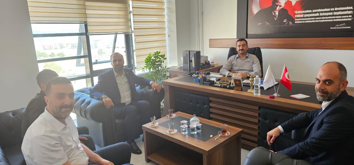 HudaParYavuzeli's tweet photo. İlçe Başkanımız Sayın Tacim Kervancı ve beraberindeki heyet, Yavuzeli Devlet Hastanesi Başhekimi Sayın Bestami Sarıbey'i makamında ziyaret etti. Gösterdikleri misafirperverlik ve yakın ilgiden dolayı Sayın Başhekimimize teşekkür eder, çalışmalarında başarılar dileriz.
#Yavuzeli https://t.co/beMl1jmRQG