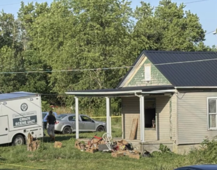 CerfiaFR's tweet photo. 🇺🇸 FLASH | Les policiers américains ont découvert une véritable maison de l'horreur. Seize enfants âgés de 18 mois à 18 ans ont été découverts ENFERMÉS dans une maison insalubre de l'Ohio. Selon les enquêteurs, ils auraient vécu pendant au moins quatre ans entassés dans une pièce de seulement 13 m².

Certains ne savent pas parler. L'aînée, 18 ans, est illettrée et incapable d'écrire son prénom. Deux enfants ont dû être héliportés en urgence, dont un dans un état critique.

Les autorités évoquent « les pires conditions » jamais rencontrées et parlent du « mal à l'état pur ». Quatre adultes, les parents et les grands-parents présumés des enfants, ont été arrêtés et poursuivis pour de multiples chefs de mise en danger de mineurs. (NBC)
