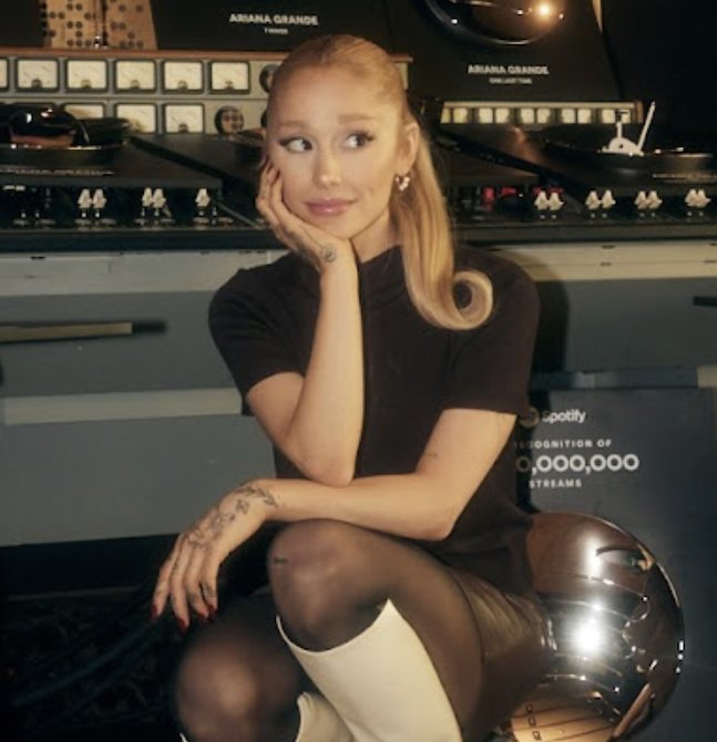 AGDailyData's tweet photo. Artists with the most days at #1 on the Spotify Global chart (lead artist only):

#1. Drake — 270 days
#2. Lady Gaga — 207 days
#3. Justin Bieber — 183 days
#4. Taylor Swift — 178 days
#5. Post Malone — 175 days
#6. Ariana Grande — 168 days
#7. Ed Sheeran — 154 days
#8. The Weeknd — 133 days
#9. Olivia Rodrigo — 133 days
#10. Tones And I — 120 days