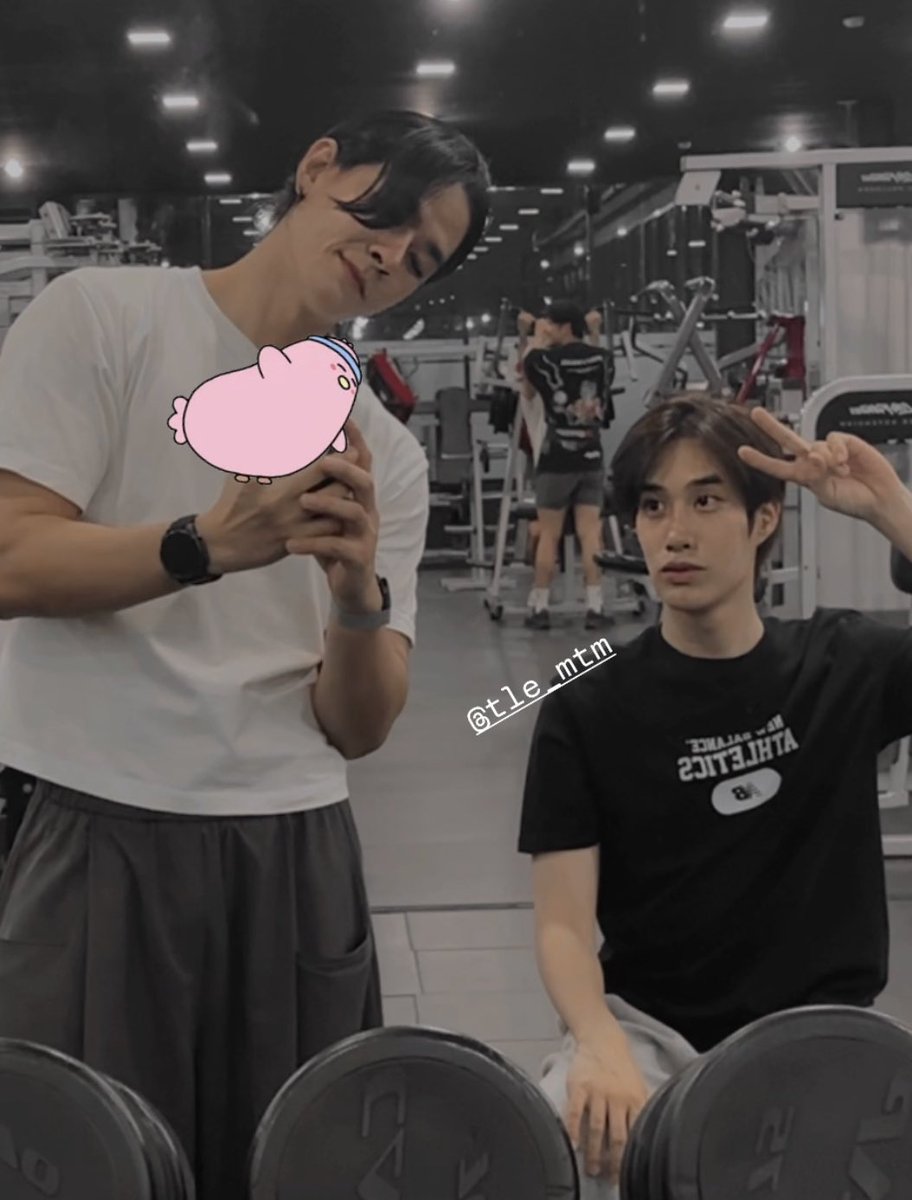 naissx's tweet photo. พวกตำรวจเค้าฟิตหุ่นจัง https://t.co/uLihfMO0CO