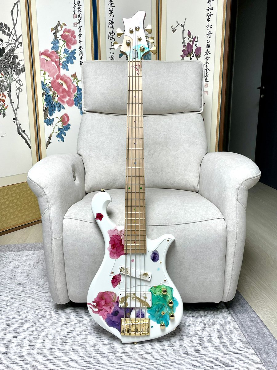 BELETH_'s tweet photo. my new gear

드디어...드디어 왔습니다...
나의 뉴기어ㅠㅠ 마뉴기ㅠ

Sago new material guitars
Custom order model https://t.co/nw9otNYoD8