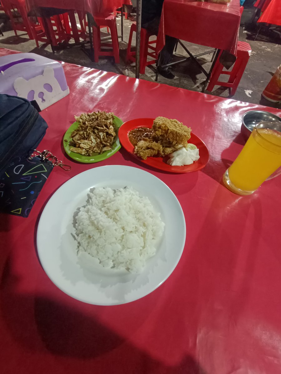 septianandre481's tweet photo. Jam segini makan di pinggiran jalan 🤣 https://t.co/dId8c3yyag
