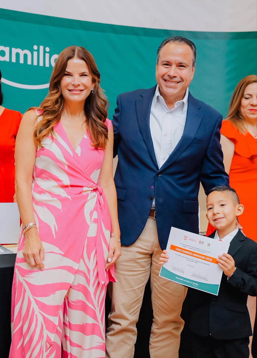 tonoastiazaran's tweet photo. 🎓💙 Muchas felicidades a las y los 41 graduados de las Estancias Infantiles Miguel Hidalgo y Manuel Gómez Morín de @DIFdeHermosillo. 

Para brindarles un espacio más seguro, en estos años renovamos ambas estancias con paneles solares, cámaras de seguridad, mejoras en sus instalaciones y en vialidades cercanas. 👷‍♂️👏🏼

Que este sea el inicio de una vida feliz, llena de aprendizajes, amistades y grandes logros. 🌟