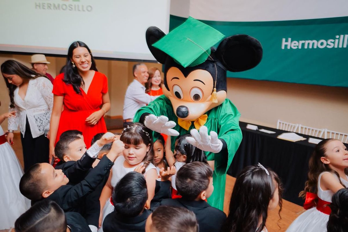 tonoastiazaran's tweet photo. 🎓💙 Muchas felicidades a las y los 41 graduados de las Estancias Infantiles Miguel Hidalgo y Manuel Gómez Morín de @DIFdeHermosillo. 

Para brindarles un espacio más seguro, en estos años renovamos ambas estancias con paneles solares, cámaras de seguridad, mejoras en sus instalaciones y en vialidades cercanas. 👷‍♂️👏🏼

Que este sea el inicio de una vida feliz, llena de aprendizajes, amistades y grandes logros. 🌟