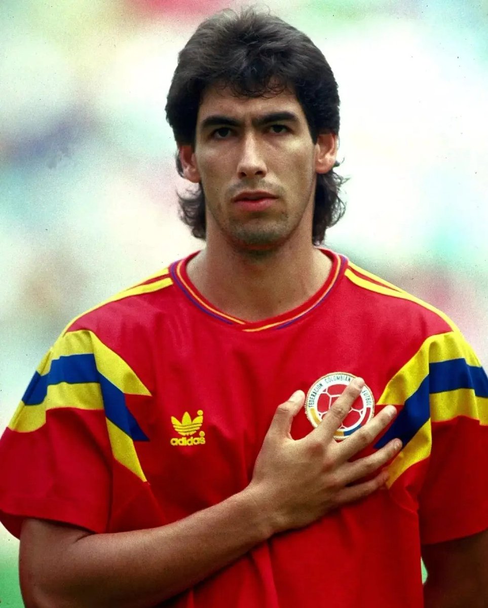 Charlie_17_B's tweet photo. Hoy clasificamos por él, por la paz de Colombia, por unirnos comunistas, fachos, anarquistas, centristas, no importa, somos el mejor país del mundo ⚽🇨🇴👑🏆 https://t.co/iARCsgxHMq