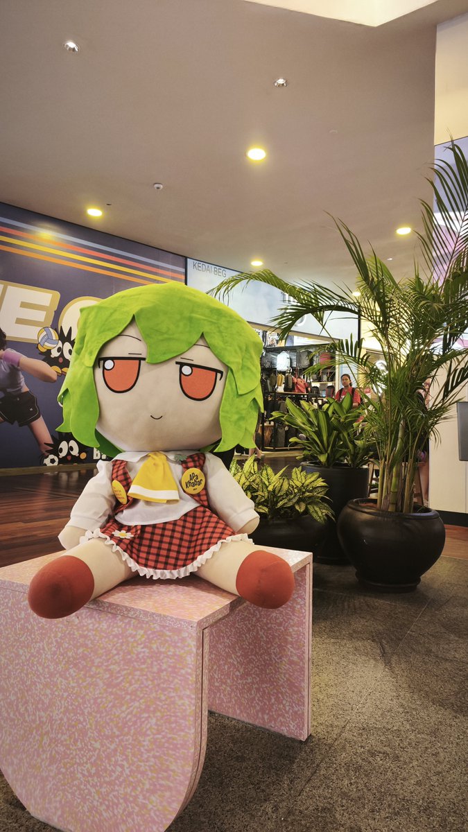 CirnoFumoTan's tweet photo. "Fumo Friday, but with GrandMama."
Bringing her out to catch another movie.
Along the way, she entertained a kid.
#grandmamayuuka #yuukakazami #fumofriday #touhou #midvalley https://t.co/1mwXC4IRW6