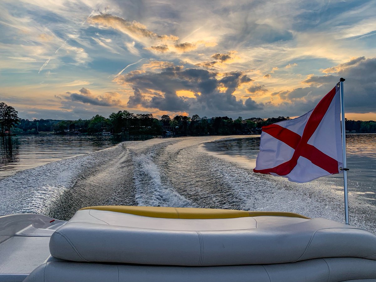 tuscaloosacity's tweet photo. Summer is here on Lake Tuscaloosa! 🌞 Whether you’re fishing, paddling, cruising, or spending the day with family on the lake, we want everyone to enjoy the water safely.

Looking for lake access? Parking is FREE on July 4th weekend.
📍 Sharpes Lake Road - 13750 Sharpes Lake Rd
📍 Rock Quarry Landing - 2230 New Watermelon Rd
📍 Binion Creek - 16553 Binion Creek Heights (East of Hwy 43 Bridge)

Before launching:
🚤 Check your boat and safety equipment
🦺 Keep a life jacket accessible for every passenger
⚓ Slow down near swimmers and shoreline structures
🌊 Be mindful of wakes near residential areas
🚫 Remember: Lake Tuscaloosa is a dry lake
