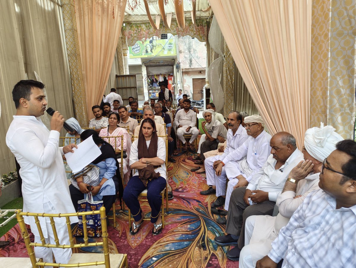 Tanuj_Kumar_inc's tweet photo. हमारे @INCDelhi अध्यक्ष आदरणीय @devendrayadvinc जी, प्रदेश उपाध्यक्ष @SurenderK_INC जी, जिला प्रभारी आदरणीय @DrPKMISHRA9 जी के आदेशानुसार बेगमपुर वार्ड की मासिक मीटिंग ब्लॉक अध्यक्ष भाई दीपक शर्मा जी की अगुवाई में रखी गई और सभी BLA 2 को  उनके बूथों की वोटर लिस्ट सौंपी गई । https://t.co/XOjnbpWYVK