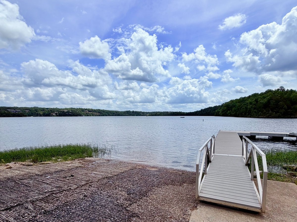tuscaloosacity's tweet photo. Summer is here on Lake Tuscaloosa! 🌞 Whether you’re fishing, paddling, cruising, or spending the day with family on the lake, we want everyone to enjoy the water safely.

Looking for lake access? Parking is FREE on July 4th weekend.
📍 Sharpes Lake Road - 13750 Sharpes Lake Rd
📍 Rock Quarry Landing - 2230 New Watermelon Rd
📍 Binion Creek - 16553 Binion Creek Heights (East of Hwy 43 Bridge)

Before launching:
🚤 Check your boat and safety equipment
🦺 Keep a life jacket accessible for every passenger
⚓ Slow down near swimmers and shoreline structures
🌊 Be mindful of wakes near residential areas
🚫 Remember: Lake Tuscaloosa is a dry lake