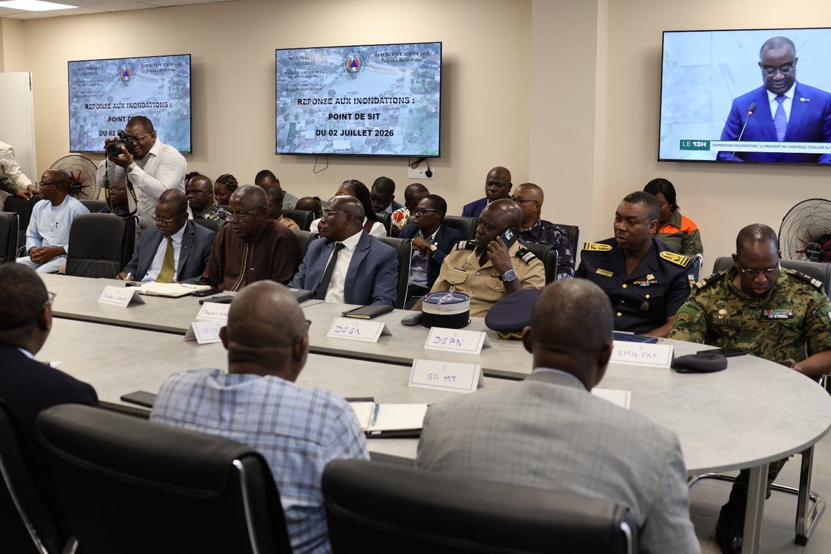 agossou01's tweet photo. Suite aux inondations, le ministre de la #Sécurité et les partenaires (ONU, ONG) ont fait le point sur le Plan #ORSEC au #CNOU. Grâce aux anticipations (MIA DZRADO 2026), la riposte est rapide. Vigilance maintenue. Numéros d'urgence : 170, 1014, 117 et 118.
#Togo @CBMadjoulba https://t.co/eeuLI2y2cZ