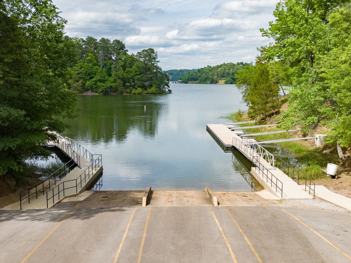 tuscaloosacity's tweet photo. Summer is here on Lake Tuscaloosa! 🌞 Whether you’re fishing, paddling, cruising, or spending the day with family on the lake, we want everyone to enjoy the water safely.

Looking for lake access? Parking is FREE on July 4th weekend.
📍 Sharpes Lake Road - 13750 Sharpes Lake Rd
📍 Rock Quarry Landing - 2230 New Watermelon Rd
📍 Binion Creek - 16553 Binion Creek Heights (East of Hwy 43 Bridge)

Before launching:
🚤 Check your boat and safety equipment
🦺 Keep a life jacket accessible for every passenger
⚓ Slow down near swimmers and shoreline structures
🌊 Be mindful of wakes near residential areas
🚫 Remember: Lake Tuscaloosa is a dry lake