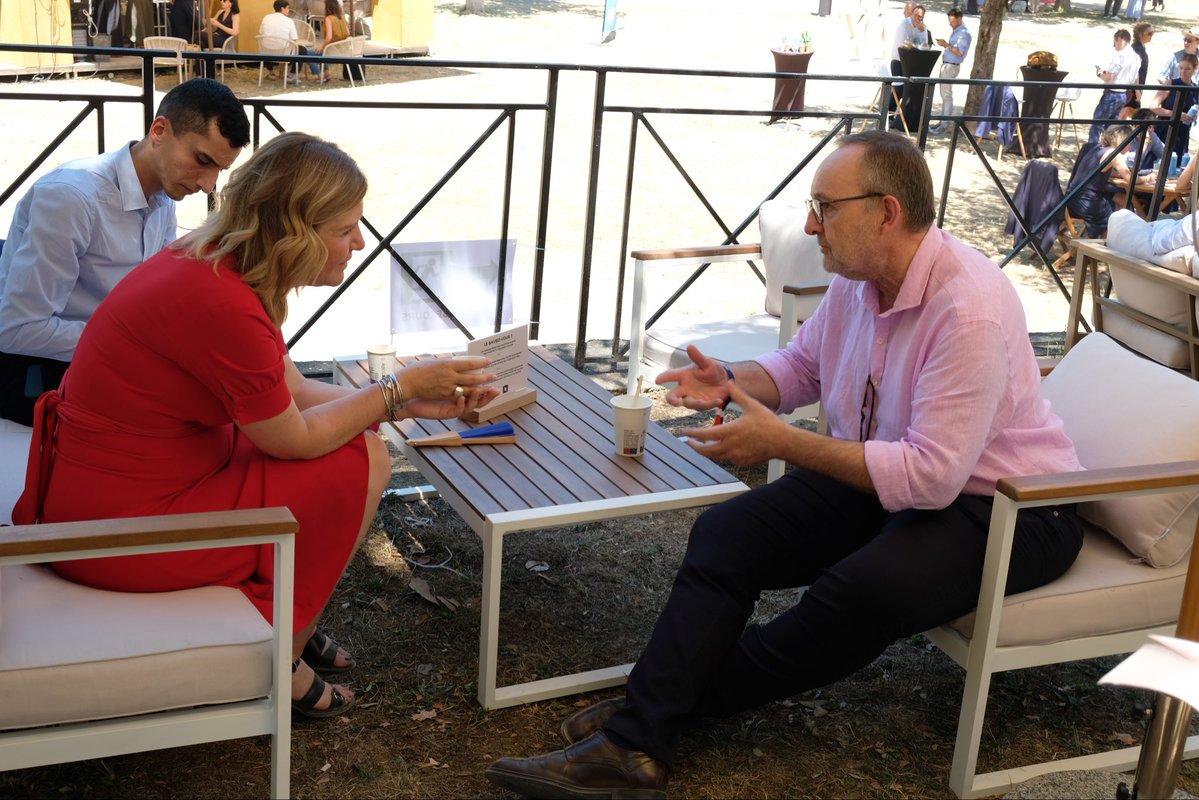 YaelBRAUNPIVET's tweet photo. Les Restos du Cœur c’est plus que des repas pour les plus démunis : c’est du lien social, de la proximité, de la fraternité.

Merci à toi cher Jean-Michel Richard qui fait vivre, avec tous les bénévoles, cette magnifique association au quotidien. https://t.co/2jfLH83Yrl