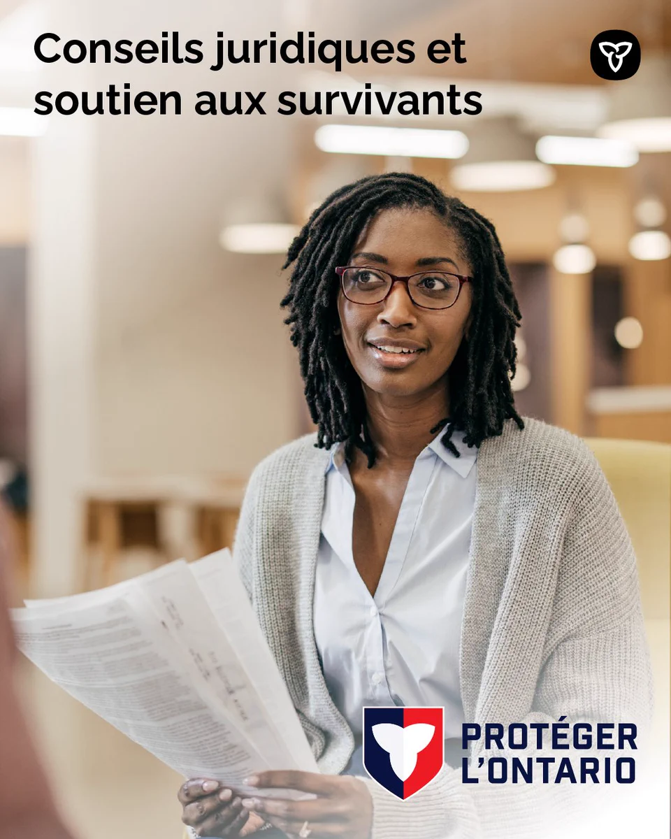 Des femmes tenant des papiers dans un bureau