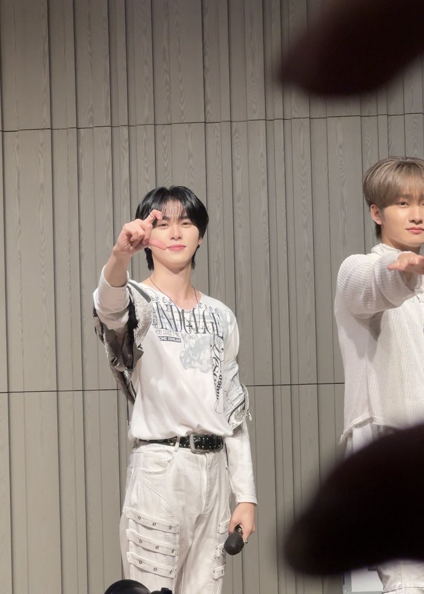 iminsomuch's tweet photo. 뭔가 ㄷㄷ한 하루 https://t.co/wxnzKknzso