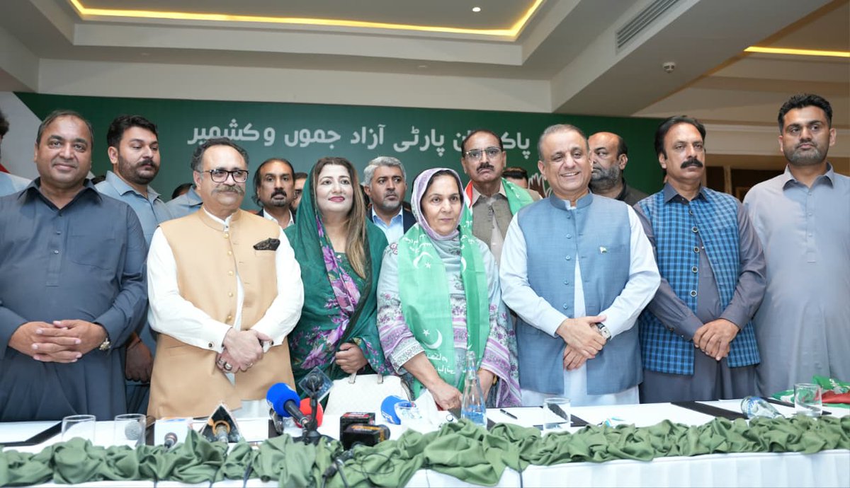 teamaleemkhan's tweet photo. آزاد کشمیر الیکشن سے قبل اہم کشمیری رہنماؤں کی استحکام پاکستان پارٹی میں شمولیت، پارٹی صدر عبدالعلیم خان نے شمولیت اختیار کرنے والوں کا خیر مقدم کیا اور پارٹی پرچم پہنائے۔۔۔
#IPPAJK #AbdulAleemKhan #IstehkamEPakistanParty
1/2 https://t.co/FMV4T3oQQR