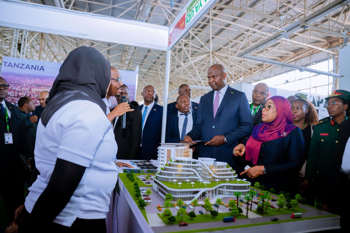 SuluhuSamia's tweet photo. Mwaka huu Tanzania inaadhimisha miaka 50 ya Maonesho ya Biashara ya Kimataifa ya Dar es Salaam (Sabasaba). Kwa upekee, maonesho ya mwaka huu yamefunguliwa na Rais wa Jamhuri ya Msumbiji, Mheshimiwa Daniel Francisco Chapo, jambo linaloonyesha uhusiano imara kati ya nchi zetu na hadhi ya kimataifa ya maonesho haya.

Kwa miaka 50, Sabasaba imeendelea kuwa jukwaa muhimu la biashara, uwekezaji na ubunifu, likipanua masoko, kuvutia uwekezaji na kuchochea ukuaji wa uchumi. Maonesho haya, yamechangia fursa za biashara zenye thamani ya zaidi ya shilingi trilioni 129 na kutoa ajira zaidi ya 624,380.

Serikali itaendelea kuyatangaza maonesho haya kimataifa ili yaendelee kuwa daraja madhubuti linalounganisha sekta za uzalishaji na masoko, kutangaza bidhaa zetu na kuvutia fursa zaidi za uwekezaji nchini.