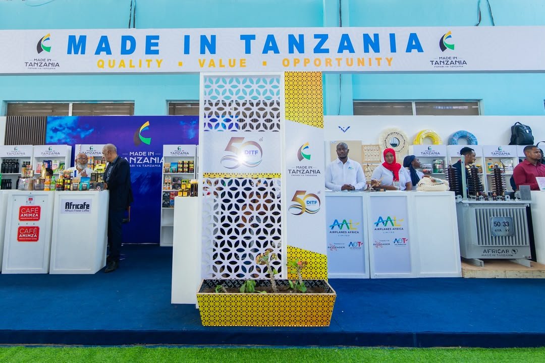 SuluhuSamia's tweet photo. Mwaka huu Tanzania inaadhimisha miaka 50 ya Maonesho ya Biashara ya Kimataifa ya Dar es Salaam (Sabasaba). Kwa upekee, maonesho ya mwaka huu yamefunguliwa na Rais wa Jamhuri ya Msumbiji, Mheshimiwa Daniel Francisco Chapo, jambo linaloonyesha uhusiano imara kati ya nchi zetu na hadhi ya kimataifa ya maonesho haya.

Kwa miaka 50, Sabasaba imeendelea kuwa jukwaa muhimu la biashara, uwekezaji na ubunifu, likipanua masoko, kuvutia uwekezaji na kuchochea ukuaji wa uchumi. Maonesho haya, yamechangia fursa za biashara zenye thamani ya zaidi ya shilingi trilioni 129 na kutoa ajira zaidi ya 624,380.

Serikali itaendelea kuyatangaza maonesho haya kimataifa ili yaendelee kuwa daraja madhubuti linalounganisha sekta za uzalishaji na masoko, kutangaza bidhaa zetu na kuvutia fursa zaidi za uwekezaji nchini.