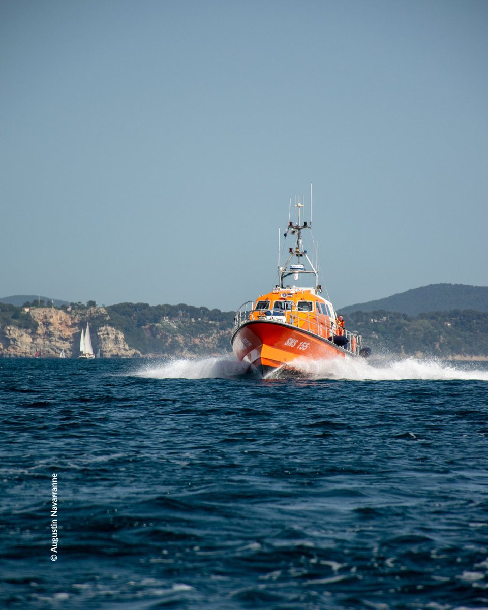 SauveteursenMer's tweet photo. Ça y est, c'est les #vacances ☀️ Profitez de l'#été 🏖️ Dans tous les cas, les #SauveteursenMer #SNSM veillent sur vous et vos proches, de la plage au large 🧡 Nos 4 essentiels pour un été en sécurité ci-dessous 👇
Tous nos #conseils 👉 https://t.co/OdsdwZQS92 https://t.co/JiGiSJMxVG