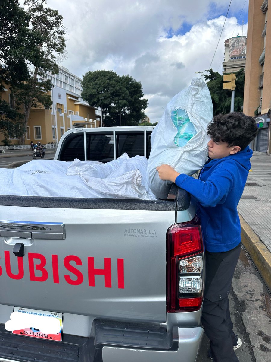 conviteac's tweet photo. Queremos agradecer el donativo realizado por la organización @SaludosConnect desde Houston, su donativo nos ha permitido en 1er momento, adquirir 20 bultos de pañales de adultos (480 paquetes -4800 unidades) que ya han comenzado a distribuirse en casa hogares. Estamos identificando requerimientos en refugios para poder ayudarles. Una vez agotemos este primer apresto, esperamos evaluar nuevas y urgentes necesidades que van surgiendo, para apoyarles en la medida de nuestras posibilidades. Ayer se distribuyeron 1200 unidades de pañales en  Casa Hogar Angelita, Casa Galipán, Asilo La Providencia, Casa Hogar Madre Teresa de Calcuta, Hogar San Pedro Claver, Casa San Miguel, Residencia La Mano de Dios. #ConviteAlerta #SiempreAgradecer