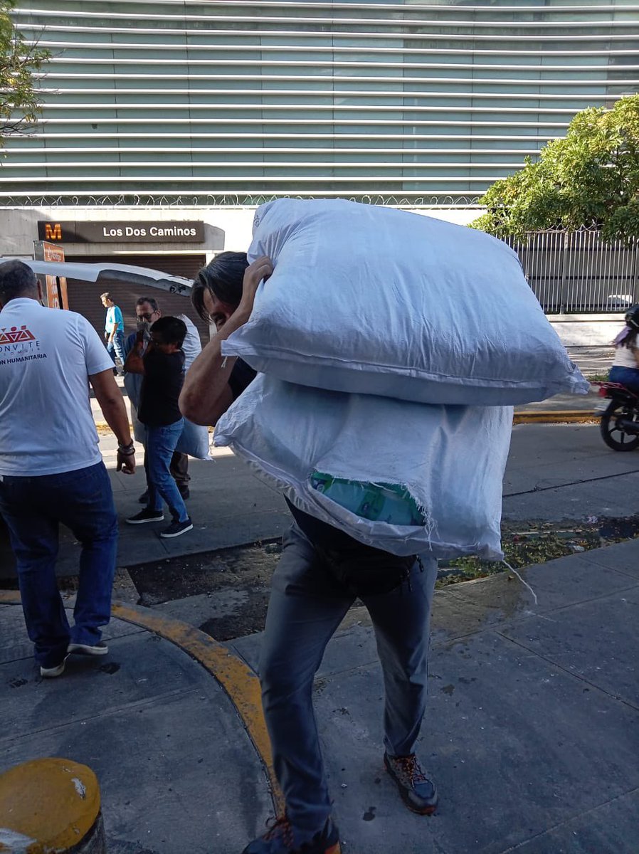 conviteac's tweet photo. Queremos agradecer el donativo realizado por la organización @SaludosConnect desde Houston, su donativo nos ha permitido en 1er momento, adquirir 20 bultos de pañales de adultos (480 paquetes -4800 unidades) que ya han comenzado a distribuirse en casa hogares. Estamos identificando requerimientos en refugios para poder ayudarles. Una vez agotemos este primer apresto, esperamos evaluar nuevas y urgentes necesidades que van surgiendo, para apoyarles en la medida de nuestras posibilidades. Ayer se distribuyeron 1200 unidades de pañales en  Casa Hogar Angelita, Casa Galipán, Asilo La Providencia, Casa Hogar Madre Teresa de Calcuta, Hogar San Pedro Claver, Casa San Miguel, Residencia La Mano de Dios. #ConviteAlerta #SiempreAgradecer