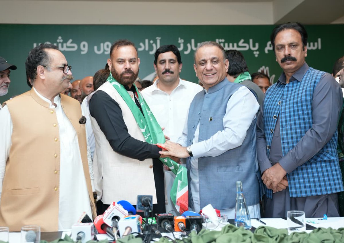 teamaleemkhan's tweet photo. آزاد کشمیر الیکشن سے قبل اہم کشمیری رہنماؤں کی استحکام پاکستان پارٹی میں شمولیت، پارٹی صدر عبدالعلیم خان نے شمولیت اختیار کرنے والوں کا خیر مقدم کیا اور پارٹی پرچم پہنائے۔۔۔
#IPPAJK #AbdulAleemKhan #IstehkamEPakistanParty
1/2 https://t.co/FMV4T3oQQR