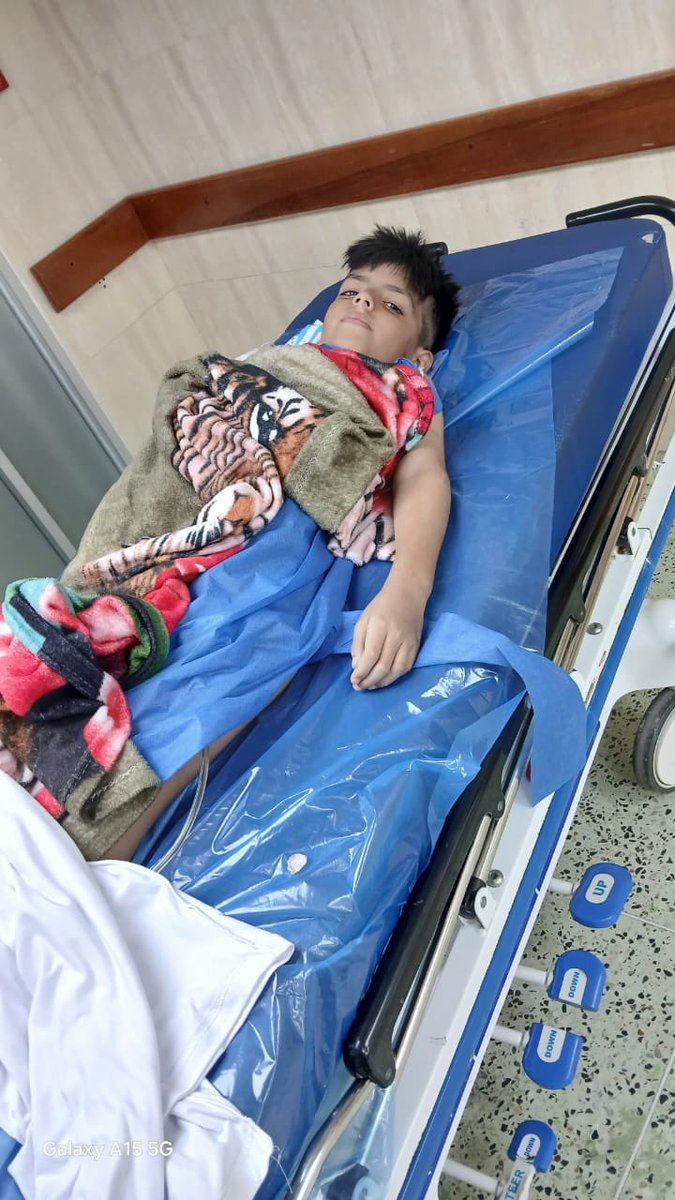 cr_vasquez's tweet photo. Como muchas familias venezolanas, Mariana Pulido de Reverón y su hijo, Gael Reverón, lo perdieron absolutamente todo. En estos momentos se encuentran hospitalizados en el Hospital Central de Valencia. Hoy solo cuentan con la ropa que llevaban puesta al momento de ser rescatados, después de permanecer 26 horas tapiados y enterrados vivos bajo los escombros durante la tragedia ocurrida en Vargas.

Para hacer aún más dolorosa esta situación, el jefe del hogar, el comisario Jesús Reverón, únicamente conserva el uniforme de la cárcel, donde permanece privado de libertad por un delito que asegura no haber cometido, en un caso relacionado con el presunto secuestro de la hija de Nicolás Maduro Guerra (Nicolasito).

En este momento de angustia, solicitamos el apoyo y la solidaridad de todos. Puedes colaborar realizando un donativo o compartiendo esta publicación. Toda ayuda, por pequeña que sea, puede marcar una gran diferencia para esta familia que hoy atraviesa una de las pruebas más difíciles de su vida.

https://t.co/lSI4LUxvbA