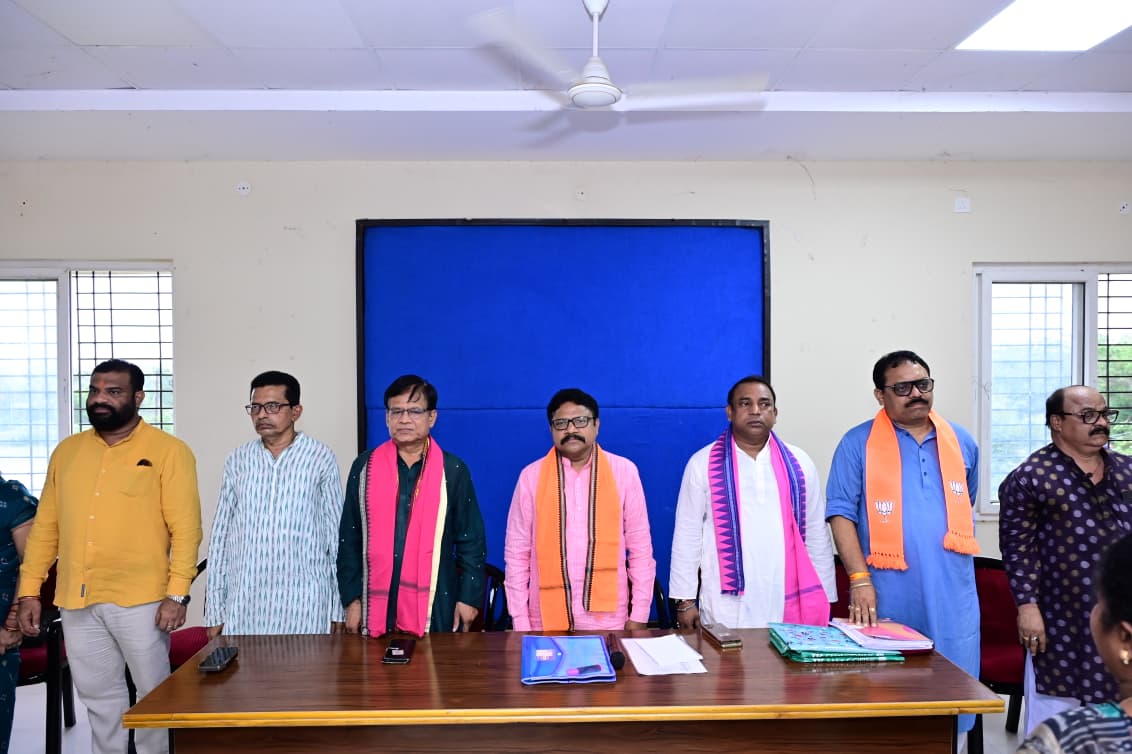 MahalingMukesh's tweet photo. ମହାନ ରାଷ୍ଟ୍ରଭକ୍ତ ତଥା ଭାରତୀୟ ଜନସଂଘର ସଂସ୍ଥାପକ ଡ଼ଃ ଶ୍ୟାମା ପ୍ରସାଦ ମୁଖାର୍ଜୀଙ୍କ ବଳିଦାନ ଦିବସ ପାଳନ ଅବସରରେ ସୋନପୁର ଜିଲ୍ଲା ବିଜେପି କାର୍ଯ୍ୟାଳୟ ଠାରେ ଆୟୋଜିତ ବୈଠକରେ ମାନ୍ୟବର ବିରମହାରାଜପୁର ବିଧାୟଜ ଶ୍ରୀ ରଘୁନାଥ ଜଗଦଲାଙ୍କ ସହ ଯୋଗଦେଲି।

ଭାରତର ଏକତା, ଅଖଣ୍ଡତା, ସୁରକ୍ଷା ସହ ଶିକ୍ଷା ଏବଂ ସାମାଜିକ କ୍ଷେତ୍ରରେ ସଂସ୍କାର ଆଣିବା ପାଇଁ ଡ଼ଃ ଶ୍ୟାମା ପ୍ରସାଦ ମୁଖାର୍ଜୀଙ୍କ ସାରା ଜୀବନ ସମର୍ପିତ ଥିଲା। ଭାରତୀୟତାକୁ ଆଧାର କରି ଦେଶର ବିକାଶ ଏବଂ ରାଷ୍ଟ୍ର ଗଠନ ତାଙ୍କର ଦୃଢ଼ ସଂକଳ୍ପ ଓ ଲକ୍ଷ୍ୟ ଥିଲା। ରାଷ୍ଟ୍ରଚେତନାର ଜାଗ୍ରତ ପ୍ରହରୀ ଭାବେ ତାଙ୍କର ଅବଦାନ ଏବଂ ଆଦର୍ଶ ଏକ ଆନ୍ଦୋଳନର ପ୍ରଜ୍ଜ୍ୱଳିତ ଶିଖା ରୂପେ କେବଳ ଆଜି ପାଇଁ ନୁହେଁ ଯୁଗ ଯୁଗ ଧରି ଭାରତୀୟଙ୍କୁ ପ୍ରେରିତ କରୁଥିବ।