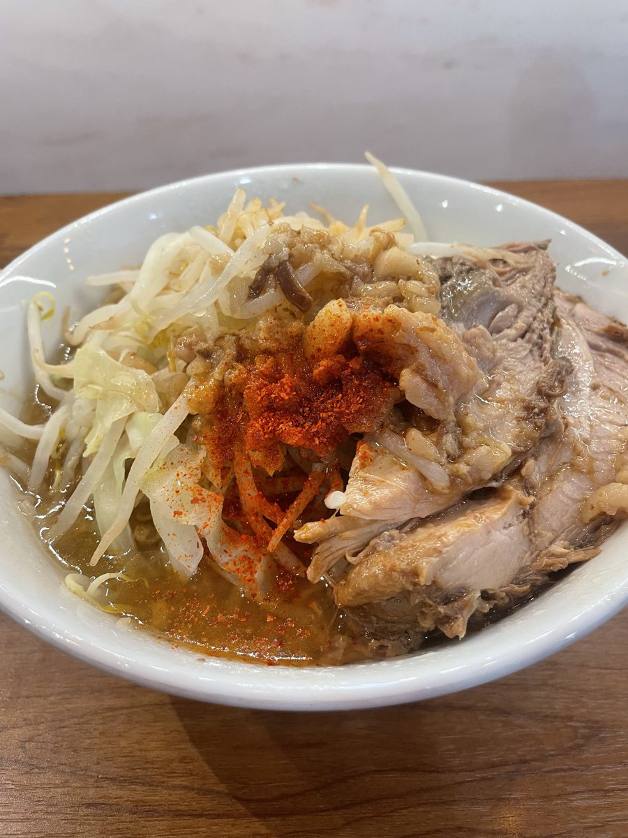 curry2meat's tweet photo. 超久々の　#ラーメン地球　さんへ

11:45お店着　4人並び　12:12着丼

小ラーメン　N少なめ

程よく柔らかい極平打ち麺、甘めのスープ、最高のホロホロ脂乗り豚が本当に美味しい

Nマシか並ラーメンにすべきだった🥲

ごちそうさまでした

#二郎系　#ラーメン　#ニンニク入れますか　#福井 https://t.co/5JgFbODhRW