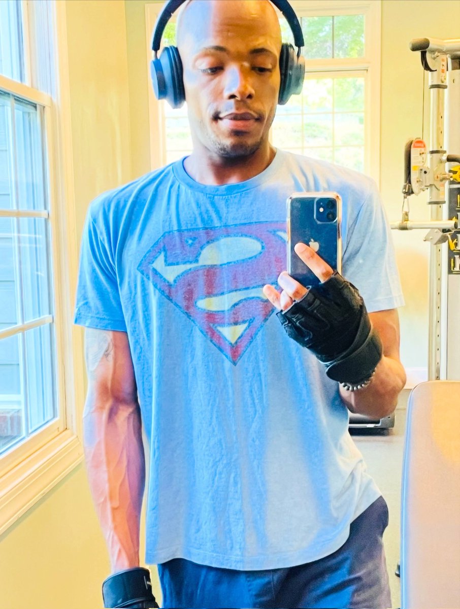 JayeByrd85's tweet photo. Happy Friday, beautiful people!!! Back in the lab on this 4th of July weekend. Be safe out there this weekend.#fitnesslifestyle https://t.co/DGBtpde8b6