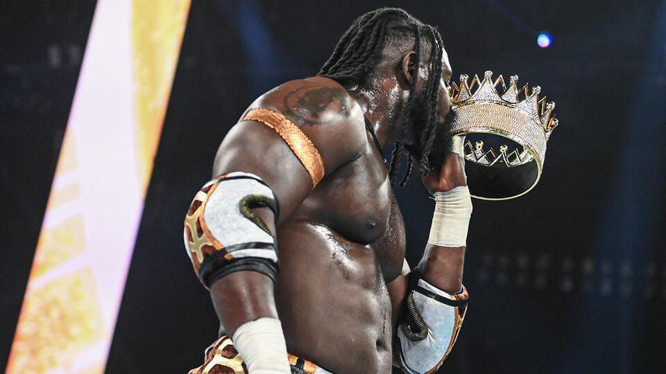LeTempleDuCatch's tweet photo. En fait, cette décision ne me dérange absolument pas à vrai dire. 

Le fait qu'Oba Femi refuse son match de championnat pour affronter Brock Lesnar renforce selon moi énormément la crédibilité de son personnage. Ce choix montre qu'il n'est pas obsédé par les titres ou le prestige d'une ceinture. Ce qui le motive avant tout, c'est d'imposer sa domination et de détruire tous ceux qui osent se mettre sur son chemin.

En acceptant ce défi au détriment d'un championnat, Oba Femi envoie un message clair : les titres ne définissent pas sa valeur. Son objectif est d'écraser les plus grands adversaires, quel qu'en soit le prix.

Je pense que cette décision donne davantage de profondeur à son personnage. Elle le présente comme un combattant guidé par son instinct destructeur plutôt que par l'ambition de collectionner des ceintures, ce qui le rend encore plus intimidant et imprévisible.