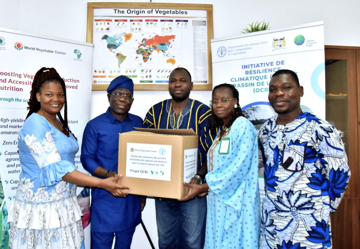 FAOBenin's tweet photo. 🇧🇯La @FAO a reçu plus de 15 kg de semences maraîchères améliorées offertes par le World Vegetable Center. 
Ces semences sont destinées à 57 Champs Écoles des Producteurs dans le cadre du projet #OCRI pour soutenir l'apprentissage et l'innovation agricole. https://t.co/iQ4SaN8BZB