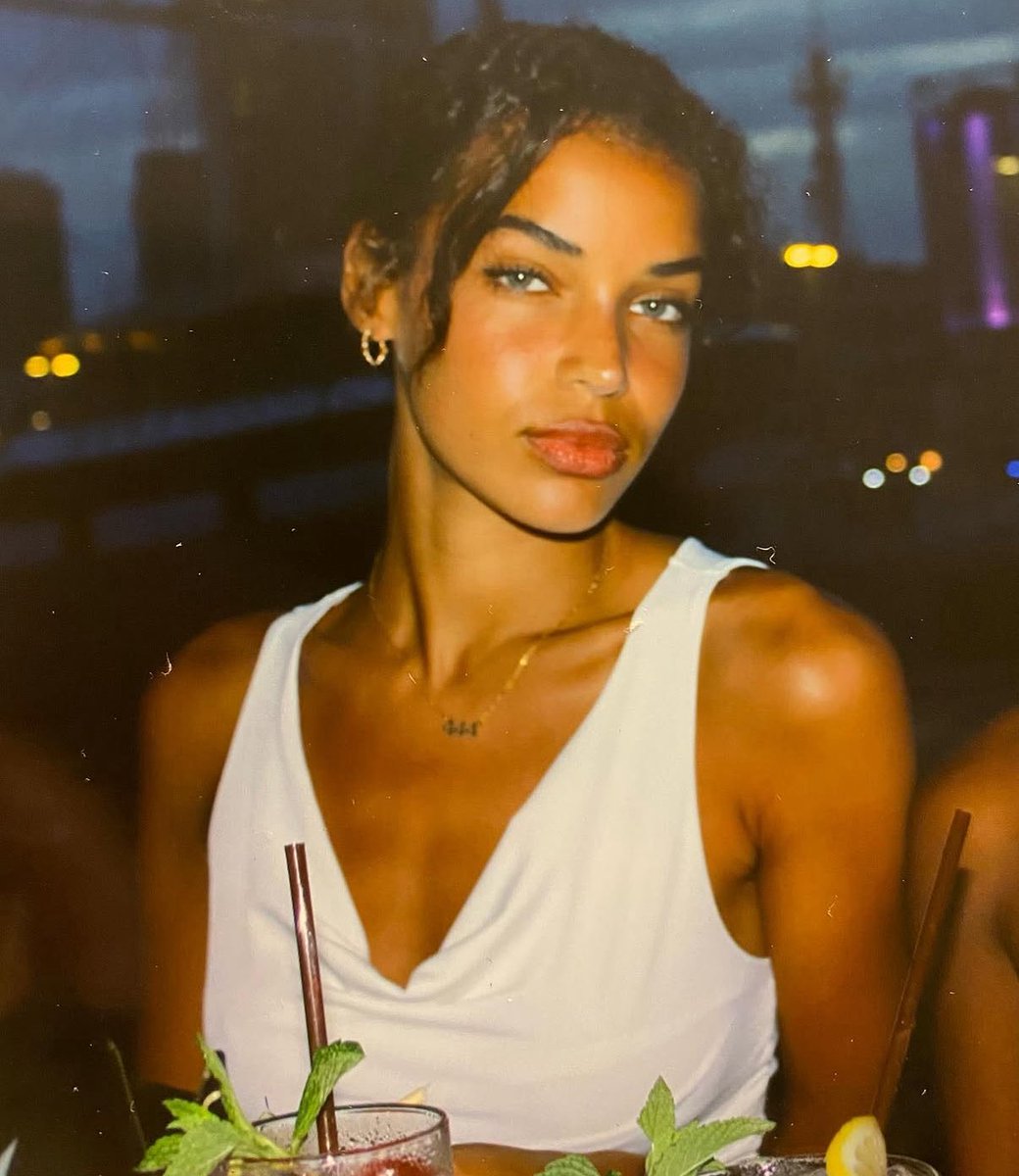 kaydaswrld's tweet photo. the kind of picture your kids use to show people their mom back in the day https://t.co/z8aZRqZNqq