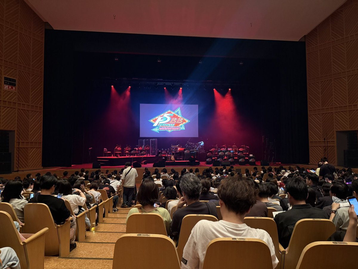 Phony36's tweet photo. ペルソナ５ビッグバンドコンサート、マジで最高だった!!
Tpは部活でやったくらいだけど、技量の凄さに感動してちょっと泣けた

Lynさんの生歌これで4度目だけど、毎回すごいパワフルでアレンジもかっこよくて素敵でした

The Whims of Fate流れた時はテンション爆上げ
Zeppツアーも行きたーい!!
#P5BB https://t.co/yGPWQYocYE