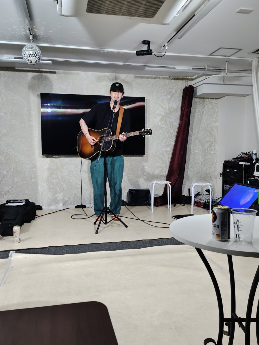 bb_lambda's tweet photo. 川崎にライブを見に行って。ボトムズアップで出会った久々の方々に沢山会えて。このご縁ありがてぇーーって思った。
人の演奏を観てちょっと嫉妬しちゃうみたいなこの感覚も懐かしくて週末はギター弾くぞーーなんて思ったりした。弾くぞーーー！
写真はシガくん。最強。東京。名曲。 https://t.co/RSQWB6Gb4y